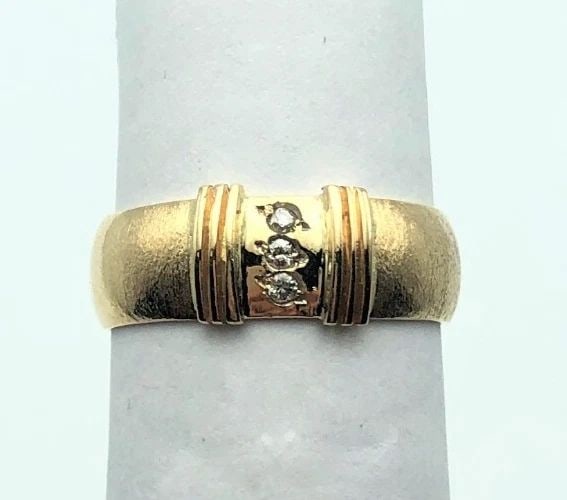 14K GOLD BAND WITH THREE DIAMONDS 0.06CTW SIZE: 6.25 4.3G (1 of 2)