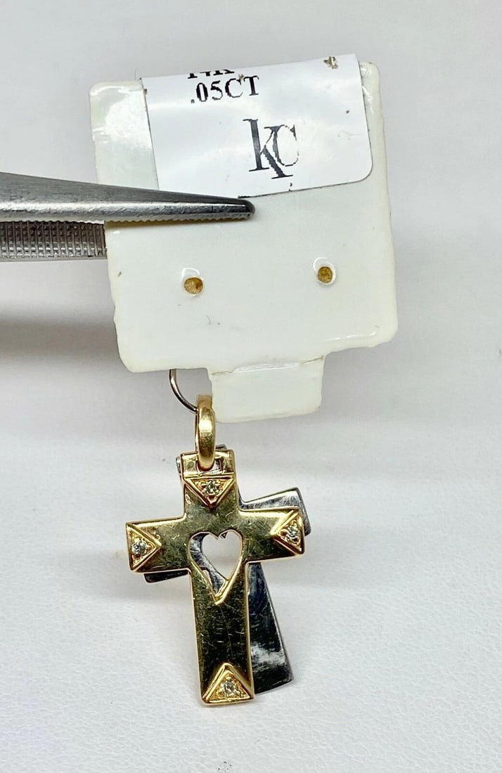 14K WHITE/YELLOW GOLD DOUBLE CROSS PENDANT WITH HEART CUT OUT AND DIAMONDS: 14K WHITE/YELLOW GOLD DOUBLE CROSS PENDANT WITH HEART CUT OUT AND DIAMONDS 14k White/Yellow Gold Double Cross Pendant with Heart Cut Out and Diamonds You are bidding on a new with defects 14k White/Ye