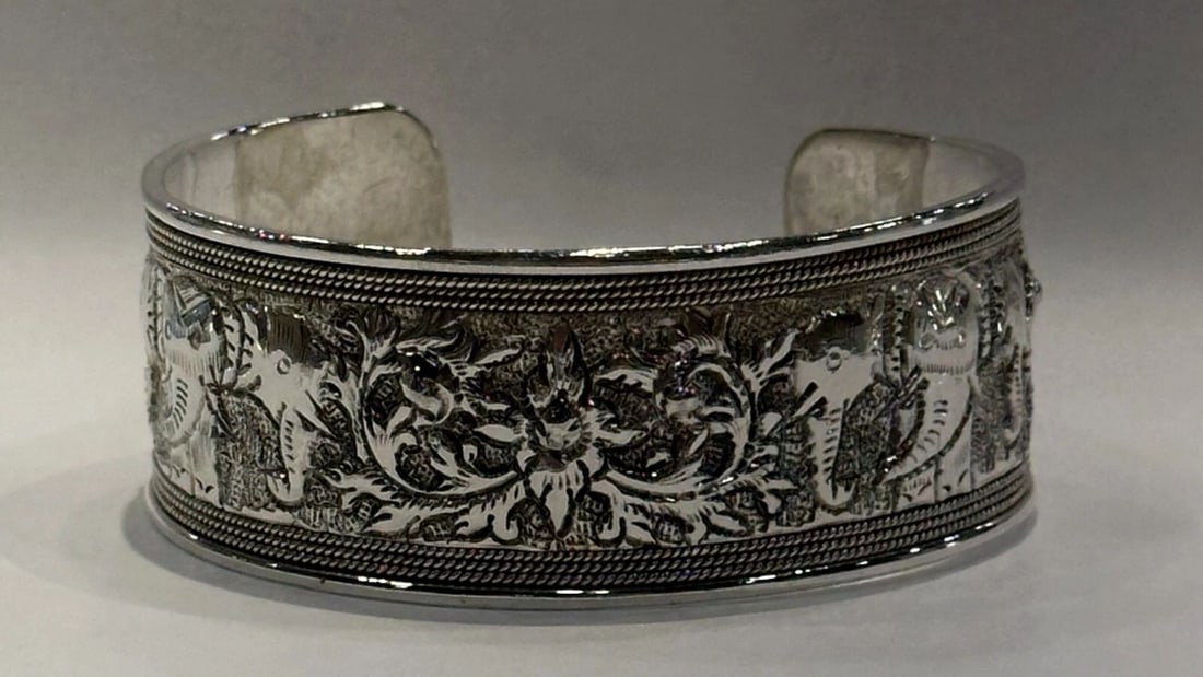 925 STERLING SILVER CUFF BRACELET WITH ELEPHANTS DESIGN ACROSS IT 48.8 GRAMS (1 of 2)