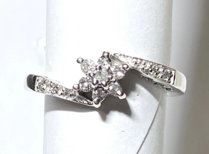 WOMEN'S 10K WHITE GOLD RING WITH 0.25CTS OF DIAMONDS SIZE: 7 (1 of 2)