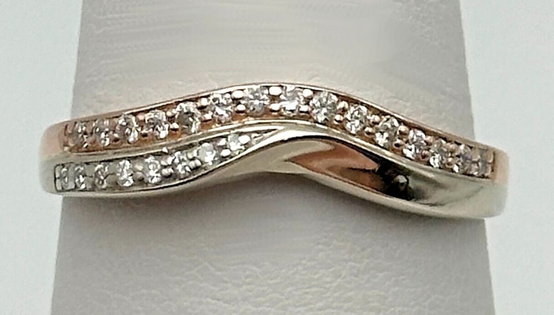 14K TWO TONED ROSE / WHITE GOLD RING WITH 0.20CTS OF DIAMONDS SIZE: 8.25: 14k Two Toned Rose / White Gold Ring with 0.20cts of Diamonds Condition: Used, has marks and scratches on it Material: 14k White and Rose Gold Ring Size: 8.25 Weight: 2 grams Top Width: 4.7mm Bottom W