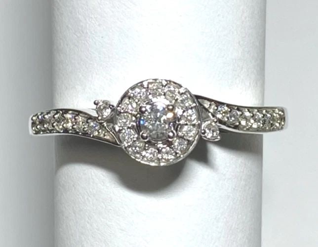 WOMEN'S 10K WHITE GOLD ROUND RING WITH 0.18CTS OF DIAMONDS SIZE: 7.5 (1 of 2)