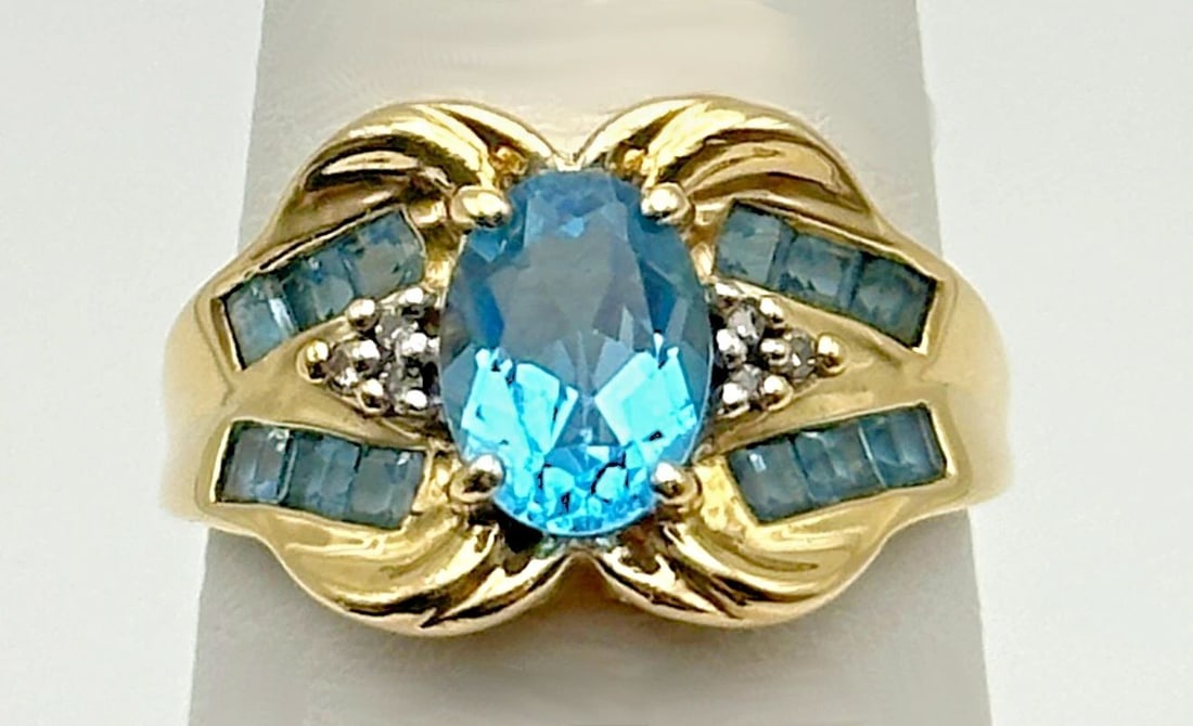 10K GOLD RING WITH BLUE TOPAZ AND 0.06CTS OF DIAMONDS SIZE: 7: 10K GOLD RING WITH BLUE TOPAZ AND 0.06CTS OF DIAMONDS SIZE: 7 10k Gold Ring with Blue Topaz and 0.06cts of Diamonds Condition: Used, has been fully checked and cleaned by our in house Jewelers Materia