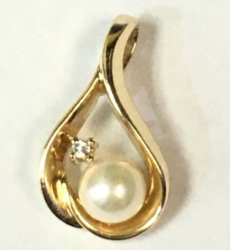 14K YELLOW GOLD PENDANT WITH 5MM PEARL AND SINGLE 0.02CT DIAMOND 2.8 GRAMS (1 of 2)