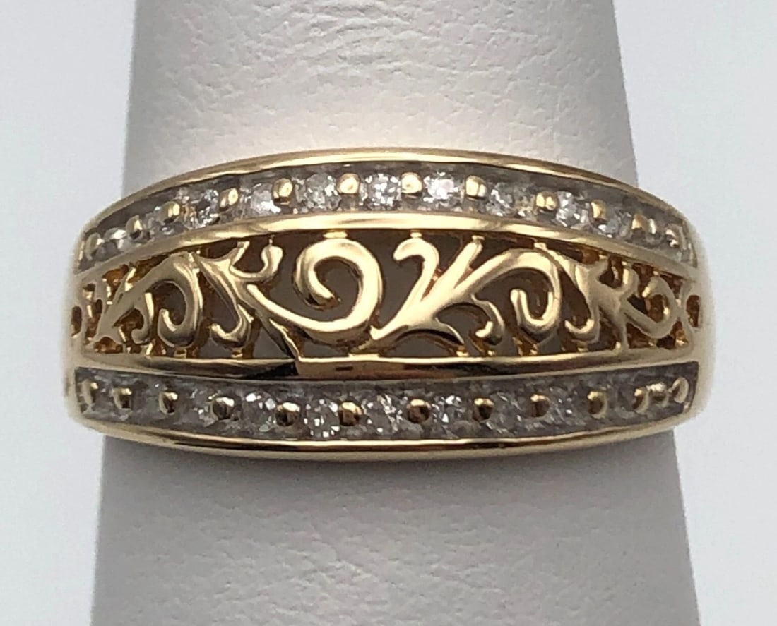10K GOLD RING VINE CENTER DESIGN AND 0.15CTS OF DIAMONDS SIZE: 7: 10K GOLD RING VINE CENTER DESIGN AND 0.15CTS OF DIAMONDS SIZE: 7 10k Gold Ring vine center design and 0.15cts of Diamonds Condition: Used, has been cleaned Material: 10k Yellow Gold Ring Size: 7 Weigh