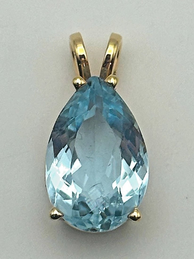 14K GOLD PEAR SHAPED PENDANT WITH SKY BLUE TOPAZ 3 GRAMS: 14K GOLD PEAR SHAPED PENDANT WITH SKY BLUE TOPAZ 3 GRAMS 14k Gold Pear Shaped Pendant with Sky Blue Topaz Condition: Used Material: 14k Yellow Gold Pendant Size: 21mm x 9.8mm Total Weight: 3 grams Sto