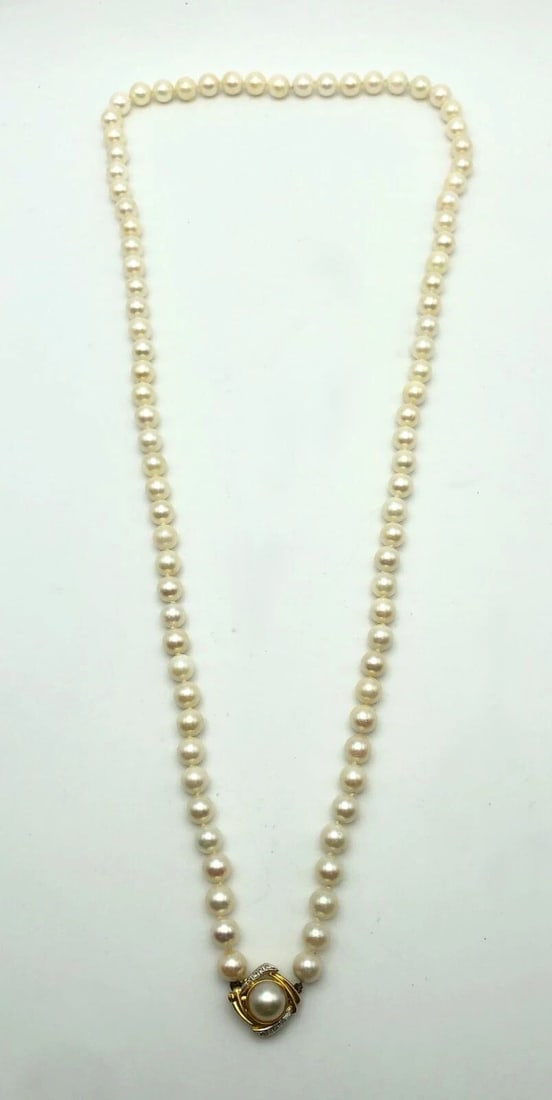 WHITE AKOYA CULTURED PEARL NECKLACE WITH 14K GOLD CLASP AND 0.04CTS OF DIAMONDS: WHITE AKOYA CULTURED PEARL NECKLACE WITH 14K GOLD CLASP AND 0.04CTS OF DIAMONDS White Akoya Cultured Pearl Necklace with 14k Gold Clasp and 0.04cts of Diamonds Condition: Used Material: 14k Gold, with