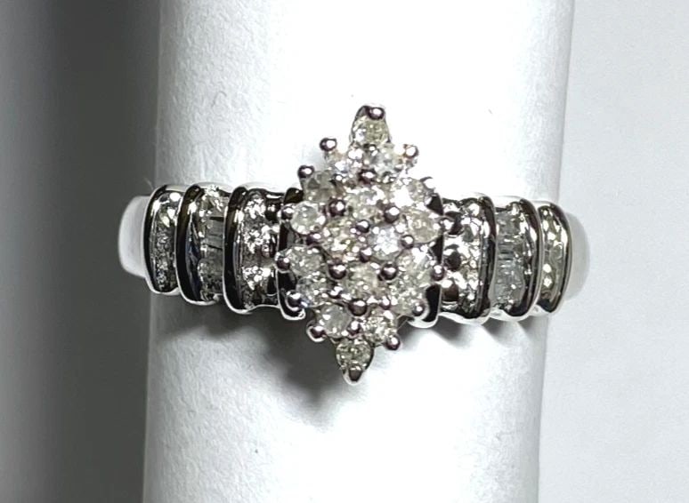 WOMEN'S 10K WHITE GOLD RING WITH 0.25CT CLUSTER DIAMONDS (SIZE 7) (1 of 2)