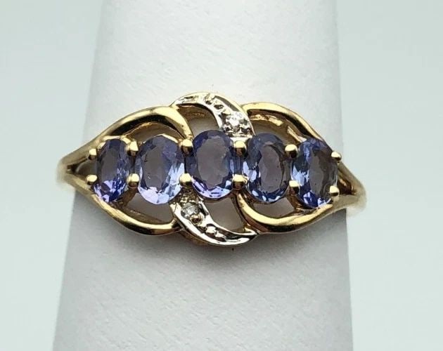 14K GOLD WOVEN STYLE RING WITH FIVE TANZANITE STONES AND 0.01CT OF DIAMONDS: 14K GOLD WOVEN STYLE RING WITH FIVE TANZANITE STONES AND 0.01CT OF DIAMONDS 14k Gold woven style Ring with five Tanzanite stones and 0.01ct of Diamonds You are bidding on a 14k Gold woven style Ring w