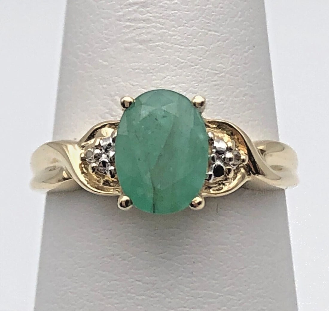 10K GOLD RING WITH NATURAL EMERALD AND 0.02CTS OF DIAMONDS SIZE: 7.25 (1 of 2)