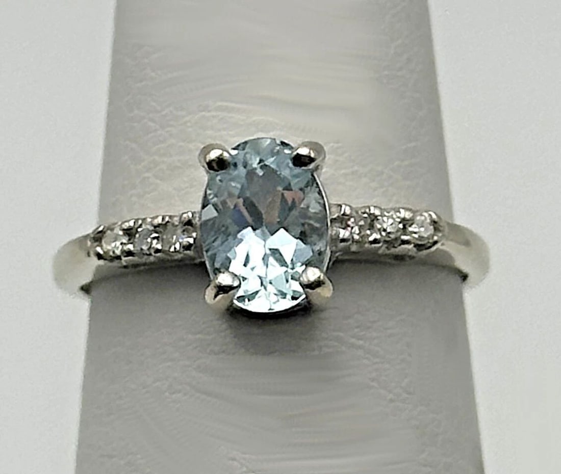 10K WHITE GOLD RING WITH AQUAMARINE AND 0.12CTS OF DIAMONDS SIZE: 4.75: 10K WHITE GOLD RING WITH AQUAMARINE AND 0.12CTS OF DIAMONDS SIZE: 4.75 10k White Gold Ring with Aquamarine and 0.12cts of Diamonds Condition: Used Material: 10k White Gold Ring Size: 4.75 Weight: 1.5