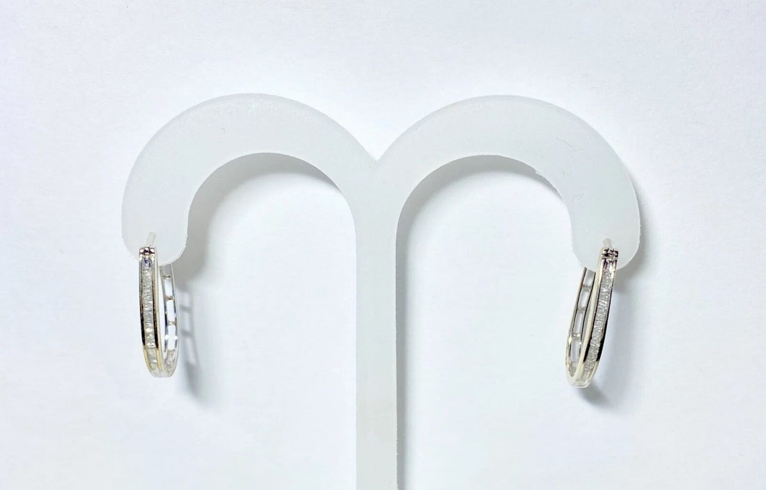 WOMEN'S 10K WHITE GOLD EARRINGS WITH 0.25CTS BAGUETTE DIAMONDS: WOMEN'S 10K WHITE GOLD EARRINGS WITH 0.25CTS BAGUETTE DIAMONDS Women's 10k White Gold Earrings with 0.25CTS Baguette Diamonds You are bidding on a pre-owned Women's 10k White Gold Earrings with 0.25CT