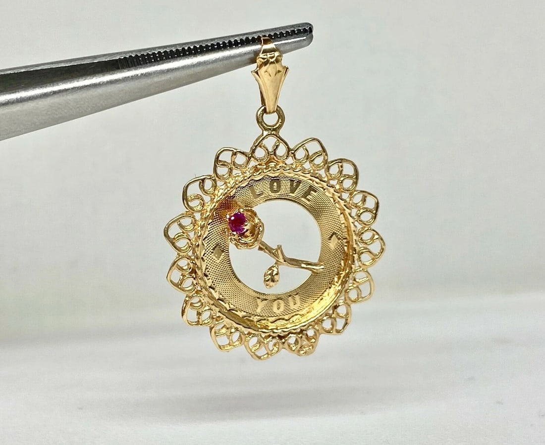 SYNTHETIC PINK/RED STONE, FLOWER PENDANT WITH ROSE 14K YELLOW GOLD (I LOVE YOU): SYNTHETIC PINK/RED STONE, FLOWER PENDANT WITH ROSE 14K YELLOW GOLD (I LOVE YOU) Synthetic Pink/Red Stone, Flower Pendant with Rose 14k Yellow Gold (I Love You) You are bidding on a pre-owned Synthetic