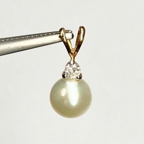 WOMEN'S 14K YELLOW GOLD PENDANT WITH CULTURED WHITE PEARL AND 0.09CT DIA: WOMEN'S 14K YELLOW GOLD PENDANT WITH CULTURED WHITE PEARL AND 0.09CT DIA Women's 14k Yellow Gold Pendant with Cultured White Pearl and 0.09CT Diamond You are bidding on a pre-owned Women's 14k Yellow
