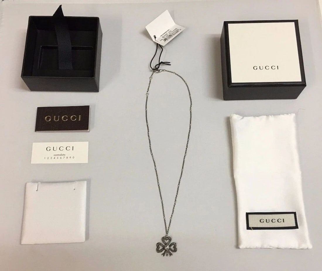 NEW!! WOMEN'S GUCCI SILVER AND PEARL NECKLACE, PENDENT WITH BOX, PAPERS AND TAGS (1 of 2)