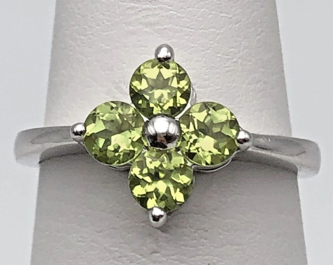 14K WHITE GOLD FOUR LEAF CLOVER STYLE RING WITH PERIDOT SIZE: 7: 14K WHITE GOLD FOUR LEAF CLOVER STYLE RING WITH PERIDOT SIZE: 7 14k White Gold Four Leaf Clover style Ring set with Peridot stones Condition: Used Material: 14k White Gold Ring Size: 7 Weight: 3.4 gra