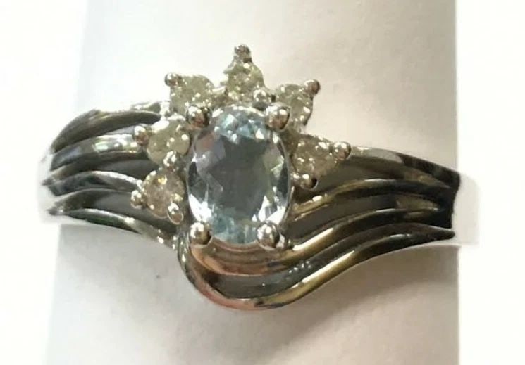 14K WHITE GOLD RING WITH OVAL AQUAMARINE AND 0.06CTS OF DIAMONDS SIZE: 5.25: 14K WHITE GOLD RING WITH OVAL AQUAMARINE AND DIAMONDS (SIZE:5.25) 14k White Gold Ring with oval Aquamarine and Diamonds You are bidding on a pre-owned 14k White Gold Ring with oval Aquamarine and Diam