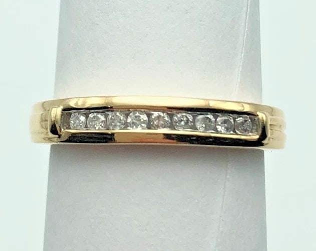 14K YELLOW GOLD RING WITH A ROW OF 0.15CTS OF DIAMONDS SIZE: 5.5 (1 of 2)