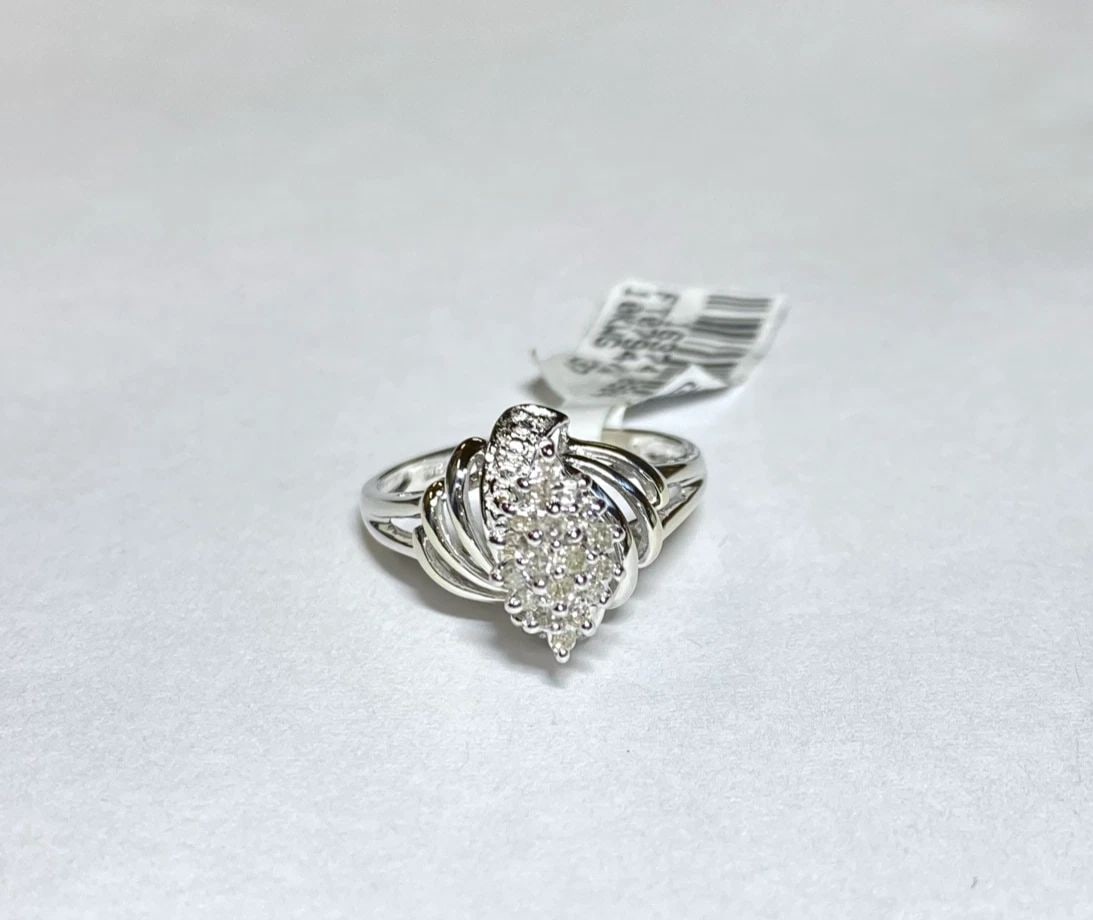 WOMEN'S 10K WHITE GOLD RING WITH 0.15CT CLUSTER DIAMONDS (SIZE 6.75) (1 of 2)