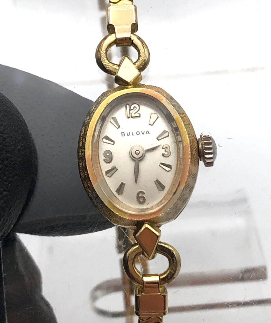 VINTAGE LADIES BULOVA 14K YELLOW GOLD WATCH, 21 JEWELS MOVEMENT, TRI-TONED BEZEL: VINTAGE LADIES BULOVA 14K YELLOW GOLD WATCH, 21 JEWELS MOVEMENT, TRI-TONED BEZEL Vintage Ladies Bulova 14k Yellow Gold Watch, 21 Jewels Movement, Tri-Toned Bezel Condition: Used vintage, runs and keep
