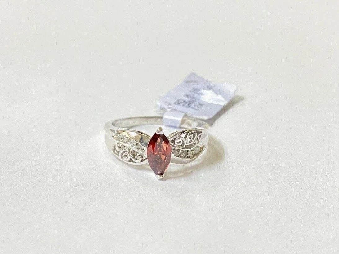 WOMEN'S 10K WHITE GOLD RING WITH 0.64CTS GARNET AND 0.16CTS DIAMONDS (SIZE 6.25) (1 of 2)