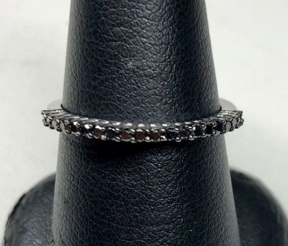 10K WHITE GOLD BAND WITH 0.25CTS UPPER ROW OF BLACK DIAMONDS SIZE: 7 1.3G (1 of 2)