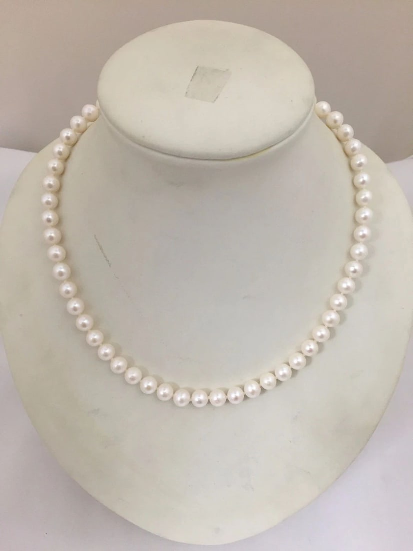 18" PEARL NECKLACE WITH 14K GOLD CLASP 8MM PEARLS: 18" PEARL NECKLACE WITH 14K GOLD CLASP 8MM PEARLS 18" Pearl Necklace with 14k gold clasp You are looking at a pre-owned 18" Pearl Necklace. The necklace has close to no scuffs and is almost in mint co