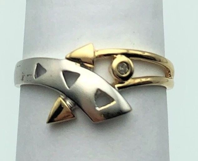 14K TWO TONE WHITE/YELLOW GOLD ARROWS STYLE RING WITH DIAMOND SIZE: 7.5: 14K TWO TONE WHITE/YELLOW GOLD ARROWS STYLE RING WITH DIAMOND SIZE: 7.5 14k Two Tone White/Yellow Gold Arrows Style Ring with Diamond You are bidding on a 14k Two Tone White and Yellow Arrows Style Ri