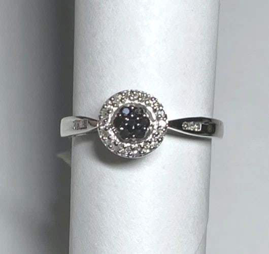 10K WHITE GOLD RING WITH 0.20CTS OF BLACK AND WHITE DIAMONDS SIZE 7.25 2G (1 of 2)