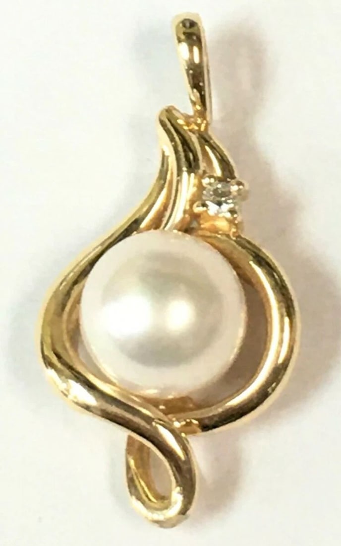 VINTAGE 14K YELLOW GOLD PENDANT WITH 8MM PEARL AND 0.03CT DIAMOND 2.7G (1 of 2)