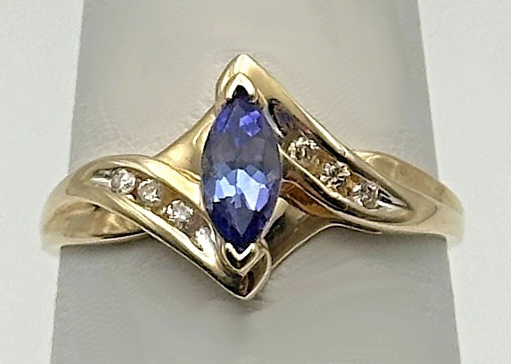 10K GOLD RING WITH TANZANITE AND 0.06CTS OF DIAMONDS SIZE: 7: 10K GOLD RING WITH TANZANITE AND 0.06CTS OF DIAMONDS SIZE: 7 10k Gold Ring with Tanzanite and 0.06cts of Diamonds Condition: Used, has been cleaned Material: 10k Yellow Gold Ring Size: 7 Weight: 1.9 g
