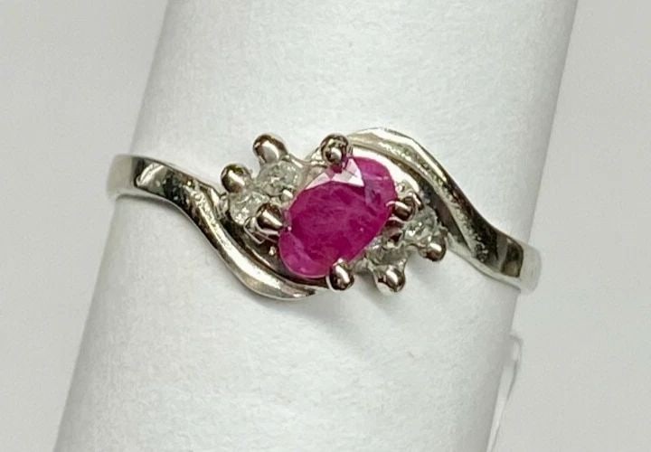 WOMEN'S 14K WHITE GOLD RING WITH DIAMONDS AND 0.31CT NATURAL RUBY SIZE 6.5 (1 of 2)