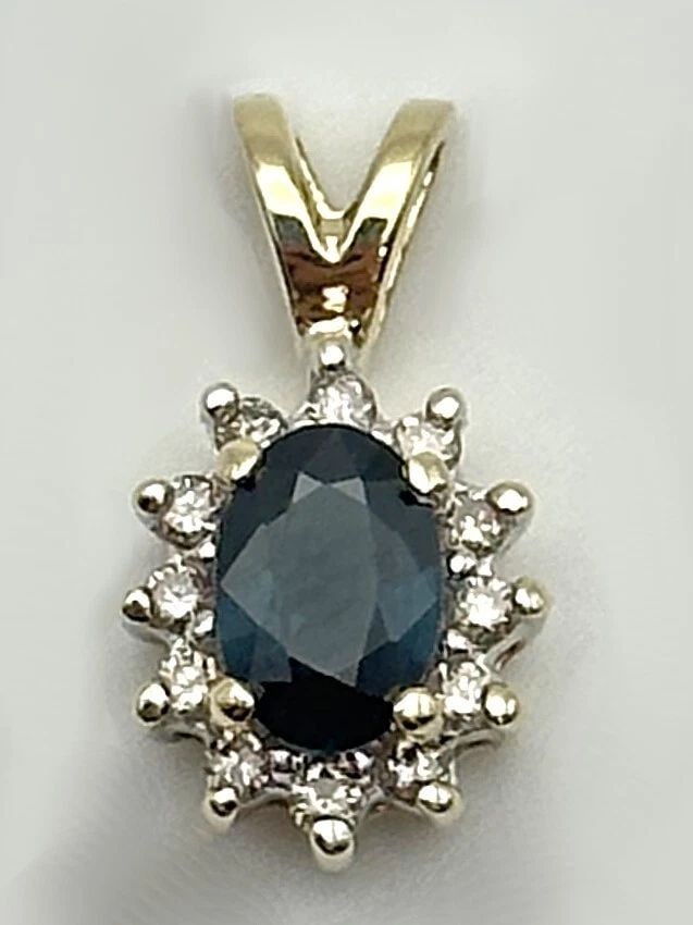 10K GOLD PENDANT WITH 0.51CT NATURAL SAPPHIRE AND 0.12CTS OF DIAMONDS 1.2G: 10K GOLD PENDANT WITH 0.51CT NATURAL SAPPHIRE AND 0.12CTS OF DIAMONDS 1.2G 10k Gold Pendant with 0.51ct Natural Sapphire and 0.12cts of Diamonds Condition: Used Material: 10k Yellow Gold Pendant Size: