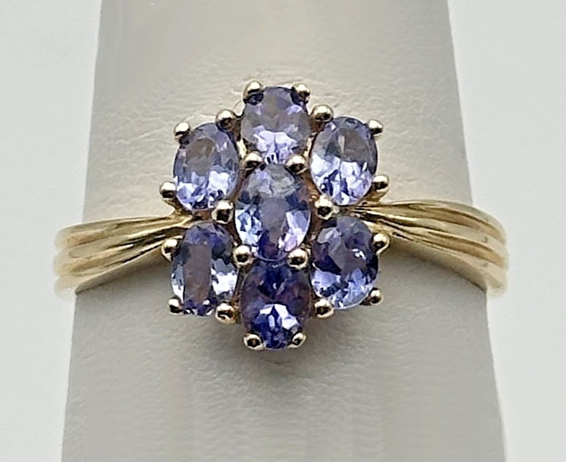 10K GOLD FLORAL STYLE RING WITH SEVEN TANZANITE STONES SIZE: 8 2.0 GRAMS (1 of 2)