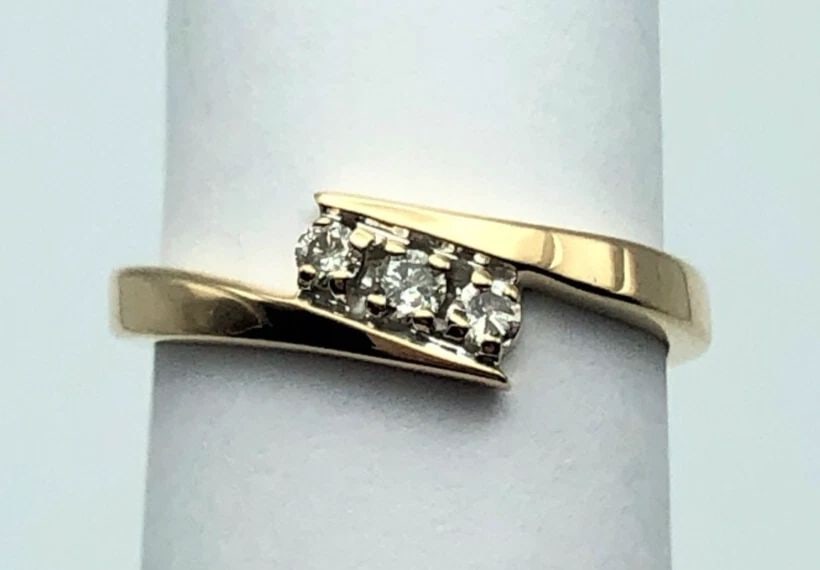 14K YELLOW GOLD RING WITH THREE DIAMONDS 0.15CTTW (SIZE: 4.75) (1 of 2)