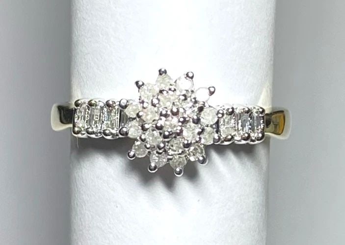 WOMEN'S 10K YELLOW GOLD CLUSTER RING WITH 0.25CT DIAMONDS (SIZE 6.75) (1 of 2)