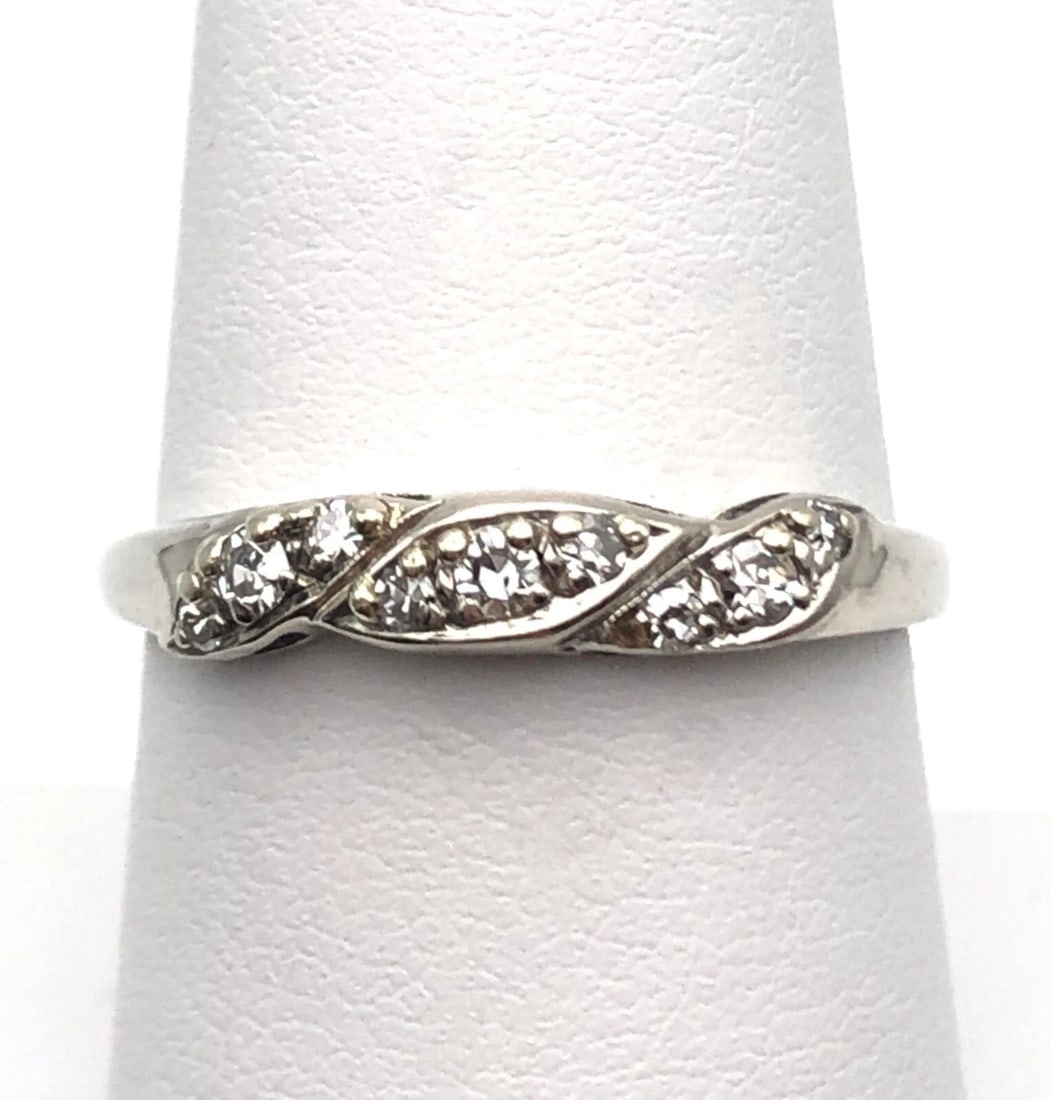 10K WHITE GOLD RING, TWIST STYLE HEAD SET WITH 0.21CTS DIAMONDS SIZE: 8 (1 of 2)