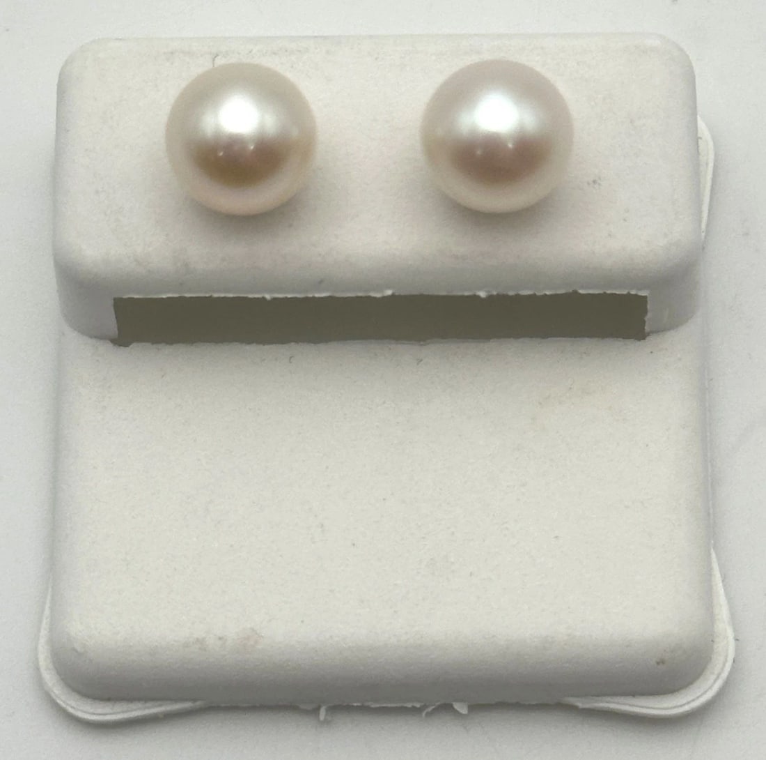14K WHITE GOLD EARRINGS WITH TWO 7.5MM WHITE AKOYA CULTURED PEARLS 2.0 GRAMS: 14K WHITE GOLD EARRINGS WITH TWO 7.5MM WHITE AKOYA CULTURED PEARLS 2.0 GRAMS 14k White Gold Earrings with two 7.5mm White Akoya Cultured Pearls Condition: new without tags Material: 14k White Gold Wei