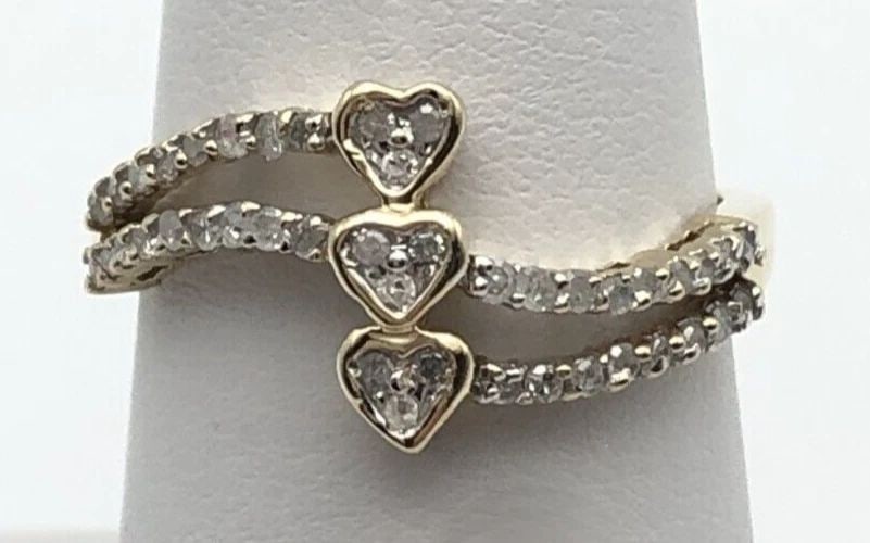 10K GOLD WAVEY RING WITH 3 HEARTS AND 0.32CT OF DIAMONDS SIZE: 6.75: 10K GOLD WAVEY RING WITH 3 HEARTS AND 0.32CT OF DIAMONDS SIZE: 6.75 10k Gold wavey Ring with 3 Hearts and 0.32ct of Diamonds You are bidding on a 10k Gold wavey Ring with 3 Hearts and 0.32ct of Diamon