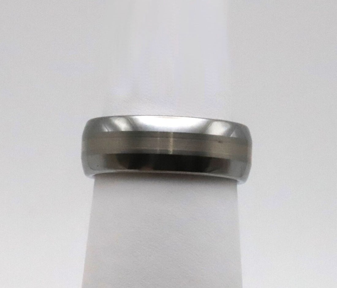 ARTCARVED TUNGSTEN WITH 18K WHITE GOLD INLAYED CENTER BAND ( SIZE: 9.75 ): ARTCARVED TUNGSTEN WITH 18K WHITE GOLD INLAYED CENTER BAND ( SIZE: 9.75 ) ARTCARVED Tungsten carbide with 18k White Gold Inlayed center Band You are bidding on a ARTCARVED Tungsten carbide with 18k Wh