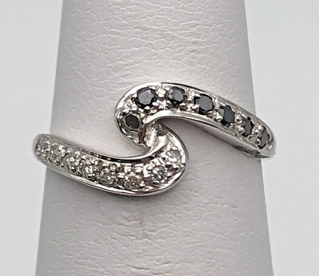 14K WHITE GOLD CURVED RING WITH BLACK AND WHITE DIAMONDS 0.15CTW SIZE: 5.25 (1 of 2)