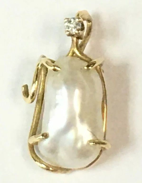 14K YELLOW GOLD HANDMADE WIRE STYLE PENDANT WITH NATURAL PEARL AND DIAMOND: 14K YELLOW GOLD HANDMADE WIRE STYLE PENDANT WITH NATURAL PEARL AND DIAMOND 14k Yellow Gold Handmade Wire Style Pendant with Natural Pearl and Diamond You are bidding on a pre-owned 14k Yellow Gold Han
