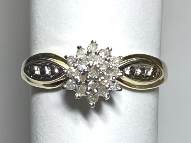 WOMEN'S 10K YELLOW GOLD CLUSTER RING WITH 0.20CT DIAMONDS SIZE: 7.25 (1 of 2)