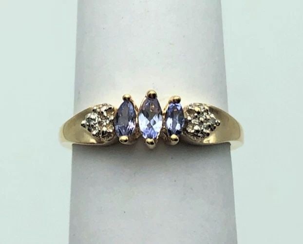 10K GOLD RING WITH THREE TANZANITE STONES AND 0.01CTS OF DIAMONDS SIZE: 7 (1 of 2)
