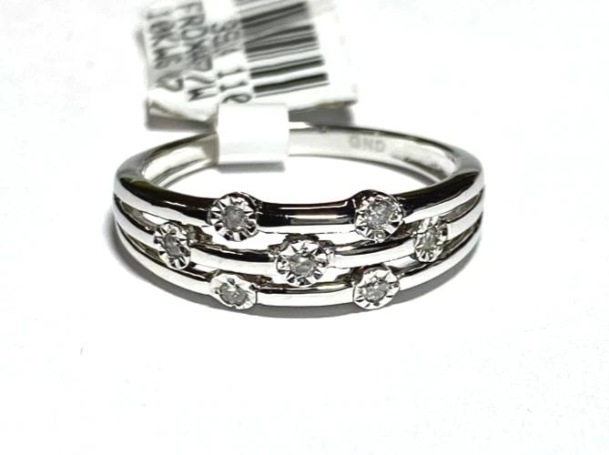 WOMEN'S 10K WHITE GOLD LAYERED STYLE RING WITH 0.07CT DIAMONDS SIZE 6.75: WOMEN'S 10K WHITE GOLD RING WITH 0.07CT DIAMONDS (SIZE 6.75) Women's 10k White Gold Ring with 0.07CT Diamonds (Size 6.75) You are bidding on a new with tags Women's 10k White Gold Ring with 0.07CT Dia