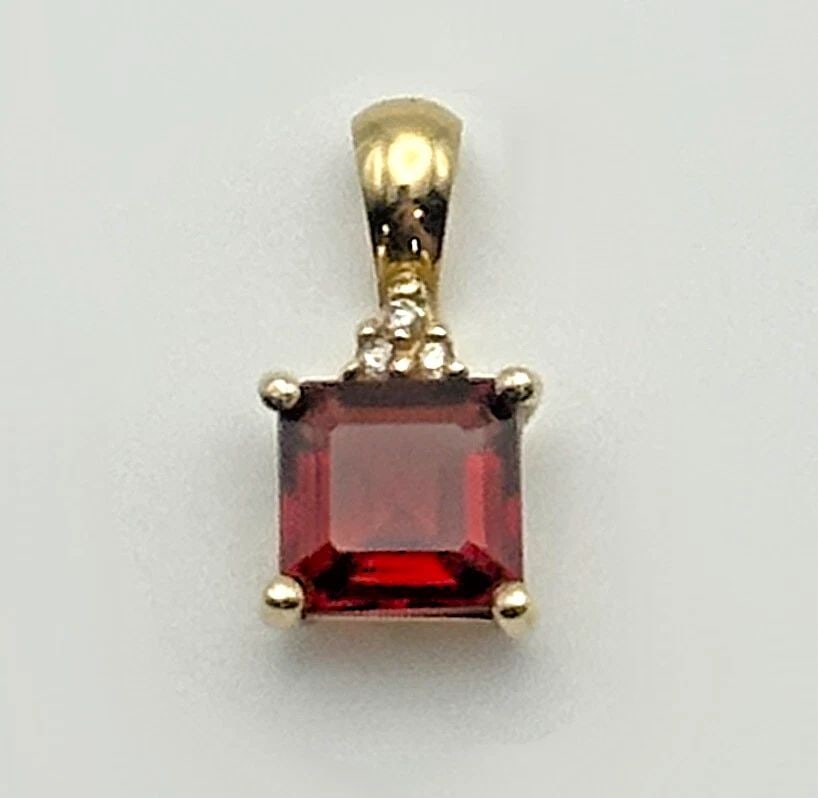 14K GOLD PENDANT WITH GARNET AND 0.03CTS OF DIAMONDS 1.4G (1 of 2)
