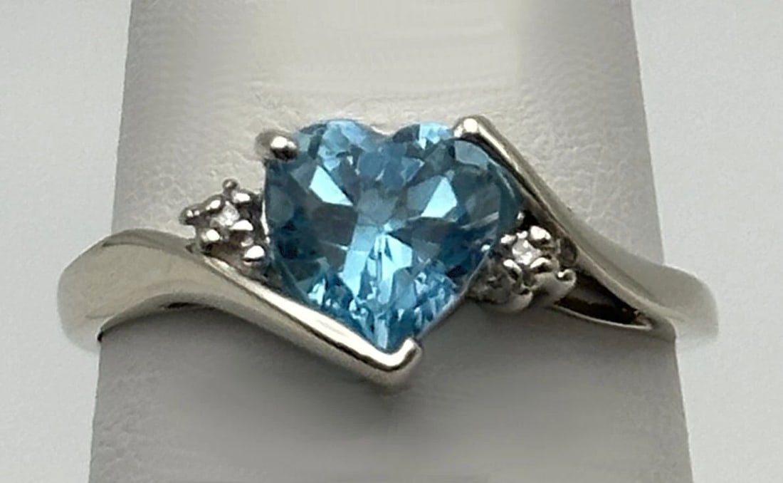 10K WHITE GOLD RING WITH HEART CUT BLUE TOPAZ AND DIAMONDS SIZE: 7.25: 10K WHITE GOLD RING WITH HEART CUT BLUE TOPAZ AND DIAMONDS SIZE: 7.25 10k White Gold Ring with heart cut Blue Topaz and Diamonds Condition: Used Material: 10k White Gold Ring Size: 7.25 Inches Weight:
