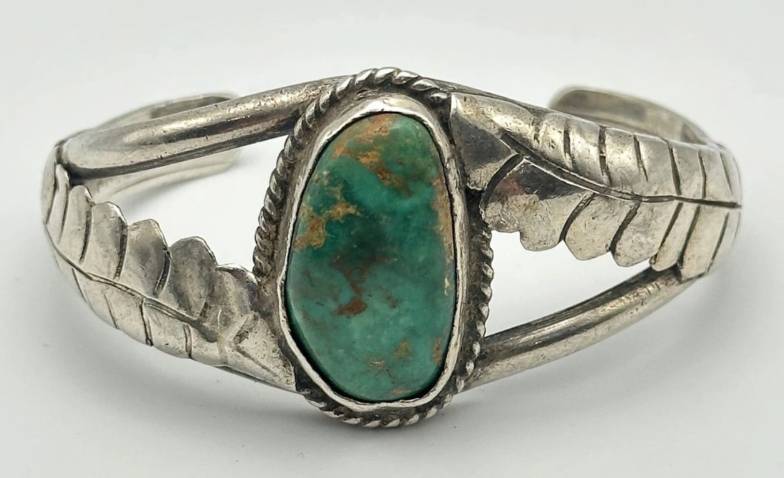 VINTAGE 925 SILVER NAVAJO FEATHER CUFF BRACELET WITH GREEN TURQUOISE 34.3G: VINTAGE 925 SILVER NAVAJO FEATHER CUFF BRACELET WITH GREEN TURQUOISE 34.3G Vintage 925 Silver Navajo feather Cuff Bracelet with Green Turquoise Condition: Vintage Used condition Material: 925 Sterling