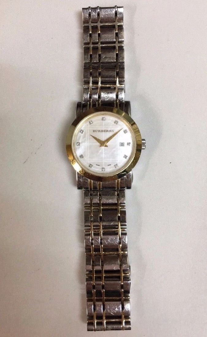WOMAN'S BURBERRY BU1375 STONE DIAL: WOMAN'S BURBERRY BU1375 STONE DIAL Woman's Burberry BU1375 You are bidding on a pre-owned Woman's Burberry BU1375 watch. The watch is in excellent working condition. There are some scratches on the wa