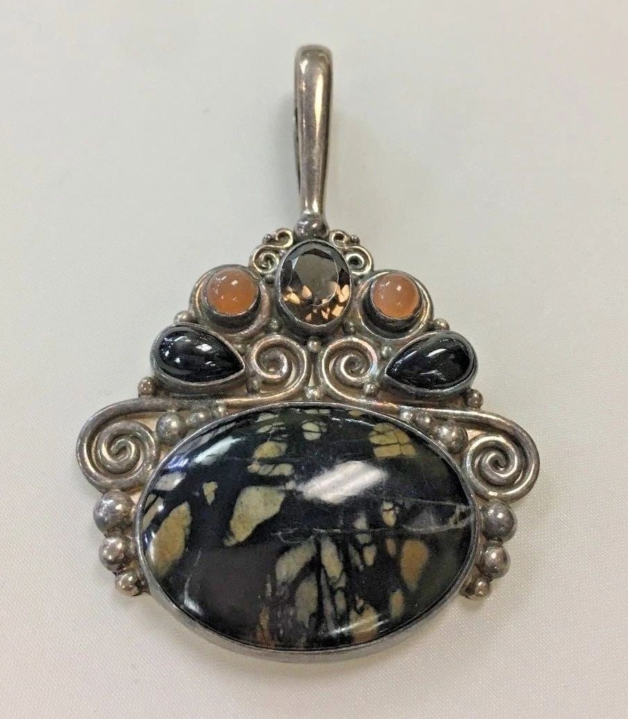 SAJEN STERLING SILVER PENDANT WITH MULTIPLE DARK STONES: SAJEN STERLING SILVER PENDANT WITH MULTIPLE DARK STONES Sajen Sterling Silver Pendant with Multiple Dark Stones You are bidding on a pre-owned Sajen Sterling Silver Pendant with Multiple Dark Stones.